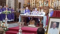 Cientos de sacerdotes, fieles y autoridades asisten a la misa funeral por el Papa Francisco en la Catedral de Badajoz
