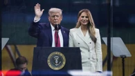Melania Trump se viste de Letizia con un traje de raya diplomática impecable para el desfile militar en Washington