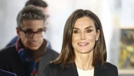 La Reina Letizia confirma su perfil bajo en ARCO con un clásico look working y zapatos de tacón sensato