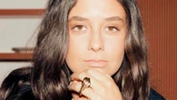 Victoria Federica tiene claro que la blazer de rayas diplomáticas con vaqueros anchos es el uniforme para una noche de chicas