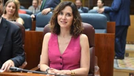 Ayuso se quita la blazer por este chaleco sastre fucsia que vuelve cada primavera para ir a la oficina