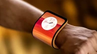 MWC24: Motorola presenta un móvil flexible que puedes llevar enrollado en la muñeca como un reloj