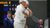 Vida extra para Sinner tras la retirada en los octavos de Wimbledon de Dimitrov, que ganaba dos sets a cero: “No me siento vencedor de este partido”
