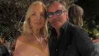 Solo Carmen Lomana podía reinterpretar el icónico 'vestido faja' de los 90 para celebrar su 77 cumpleaños en Marbella