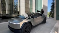 Elon Musk regala al presidente checheno Kadirov un Tesla con ametralladora