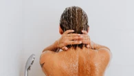 ¿Cada cuántos días hay que lavarse el pelo? Un dermatólogo desmiente el mito más repetido