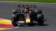 El momento más surrealista del año en la Fórmula 1: Max Verstappen arroja a la pista una toalla que se había colado en su coche