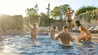 Invitar amigos a la piscina comunitaria podría costarte dinero, según advierte un experto