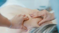 ¿Realmente los masajes de drenaje linfáticos funcionan? Esto es lo que hacen en tu cuerpo