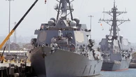 Un buque de guerra estadounidense arde durante 12 horas frente a la costa de Japón