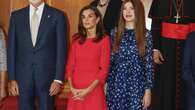 La Reina Letizia también apuesta por lucir un vestido de tweed romántico (y tacones muy sensatos) en esta lluviosa mañana en Oviedo