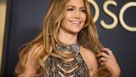 Jennifer Lopez es la diva absoluta a sus 55 años con vestido joya en la alfombra roja de los Governors Awards 2024