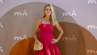 Amelia Bono tiene el combo perfecto para pasar de la playa al chiringuito con estilo, blusa romántica y shorts vaqueros