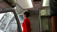 Por qué las azafatas siguen fieles al labial rojo (y cómo cuidan su piel en el aire)