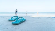 Chanclas, playa y dolor en el pie: cómo evitar la fascitis plantar