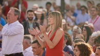El uniforme de mitin de Begoña Gómez es con top rojo de Zara y los eternos vaqueros que todas tenemos en el armario