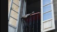 Un border collie encanta a los transeúntes del centro de Santiago y a más de 200 mil usuarios de TikTok desde la ventana de su casa