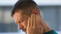 Un médico otólogo revela cómo evitar infecciones en el oído en verano: “Es la época del año con más casos de otitis”
