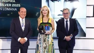 Carmen Lomana es toda la elegancia que le podemos pedir a las noches de verano con un vestido estampado de espíritu boho