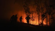 Continúan activos dos incendios en La Coruña que afectan a unas 110 hectáreas