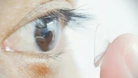 Crean lentillas para ver en la oscuridad y funcionan a través de los párpados