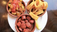 Olvídate del ‘el cliente siempre tiene la razón’: este bar te lanza 17 normas antes de la primera tapa