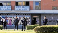 Un grupo de magrebíes okupa una vivienda pese a ser vistos por los vecinos: "La Policía me dice que no les llame más"