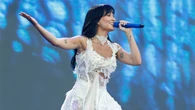Aitana y su look ochentero con el que ha conquistado La Velada del Año V: body de encaje + top blanco