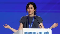 Ayuso ruega al PSOE que "delinca más despacio" mientras arropa a Feijóo: "Tuyo es el partido, estamos a tu lado"