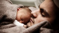 La técnica de los 100 segundos para que los bebés aprendan a dormir solos, según una experta en sueño infantil