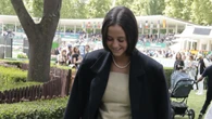 Victoria Federica repite el elegantísimo top de la marca de su prima y esta vez lo combina con zapatillas negras para una tarde de hípica