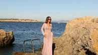 Ni pareo ni caftán: un vestido transparente como el de María Pombo es todo lo que necesitas para una jornada de playa