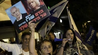 Cientos de personas protestan ante la oficina de Netanyahu contra la destitución de la fiscal general