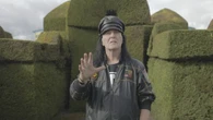 Un ex de AC/DC graba su nuevo videoclip en un cementerio de Ecuador: "Hay sensación de paz"