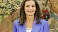 La Reina Letizia se vuelve a olvidar de los tacones para recuperar las zapatillas blancas por sus dolores en el pie