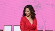 Ayuso se viste con los colores de la bandera de España para celebrar un Dos de Mayo lluvioso: blusa amarilla + falda roja satinada