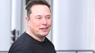 Elon Musk también tuvo okupas: cómo ha recuperado el hombre más rico del mundo una famosa mansión de Los Ángeles