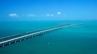 Conectando 44 islas en 180 km: así es la asombrosa autopista flotante que desafía al océano