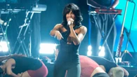 Aitana arrasa (de nuevo) con body de escote cruzado y pantalones muy originales en su concierto en Starlite
