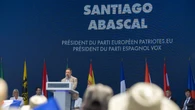Abascal intenta dar un discurso en francés y las redes reaccionan al cómico momento: "La cara de Le Pen..."