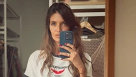 Sara Carbonero tiene el look de básicos (con camiseta y vaqueros) que es perfecto para el Día de la Felicidad 2025