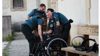 Guardias civiles ayudan a discapacitados a realizar el Camino de Santiago