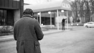 ¿Por qué algunas personas caminan mirando al suelo? Esto dice la psicología sobre su significado