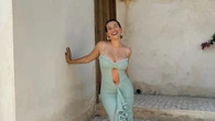 Alba Díaz nos enseña a lucir un perfecto "wet look", el peinado más versátil y elegante del verano