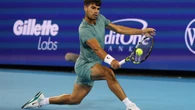 Otro punto para el repertorio de Alcaraz, en cuartos ante Rublev: de casi caerse a hacer un globo resbalando