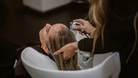 Una peluquería pone fin a los pelos sucios y avisa: no atienden a clientes que llevan más de un día sin lavar el pelo