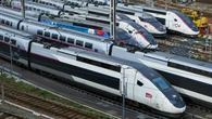 Un revisor de tren obliga a un pasajero con movilidad reducida y soporte vital a levantar su maleta para enseñar su carnet de discapacidad