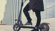 Qué es el ‘sharing’: el alquiler de vehículos que llena Barcelona de bicis mal aparcadas y multas