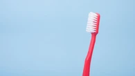 Expertos advierten sobre una tendencia viral que podría arruinar completamente tu dentadura