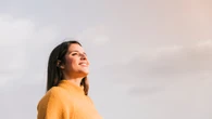 Estos comportamientos muestran que alguien está fingiendo ser feliz, según los psicólogos